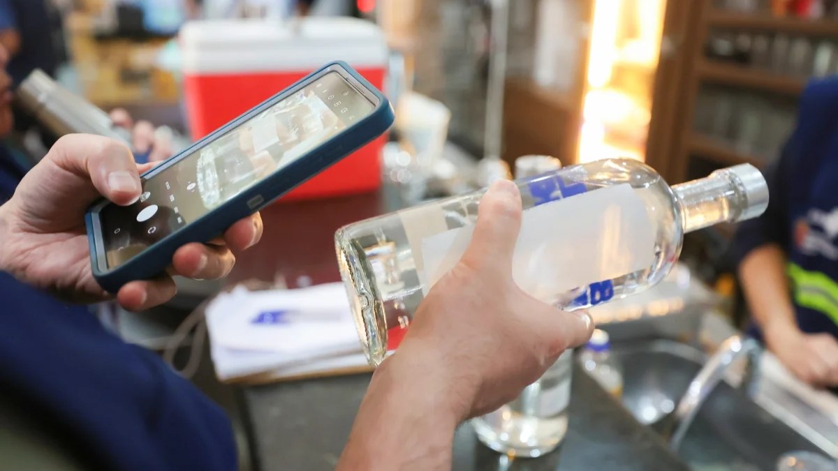 Fiscalização de bebidas destiladas continua em bares e distribuidoras Fiscalização de bebidas destiladas continua em bares e distribuidoras