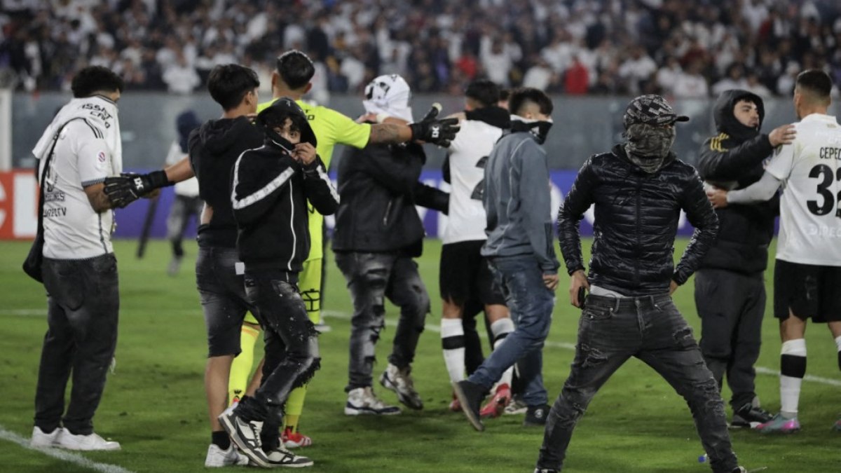 Torcedores do Colo-Colo invadiram o campo durante a partida contra o Fortaleza