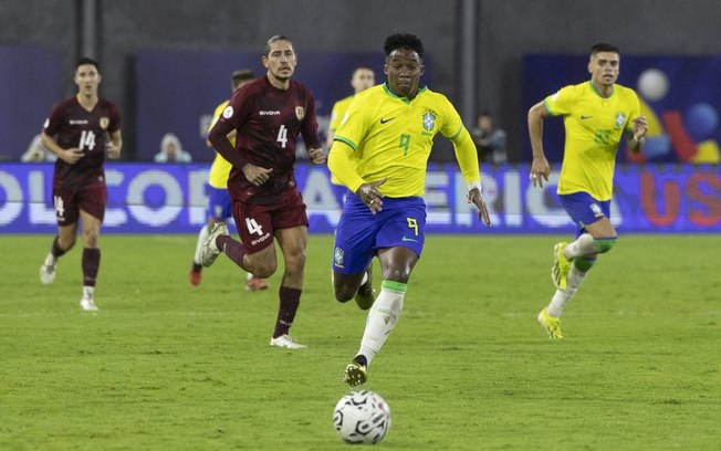 Endrick e familiares sofrem racismo durante jogo do Brasil e CBF solta nota repudiando o ocorrido