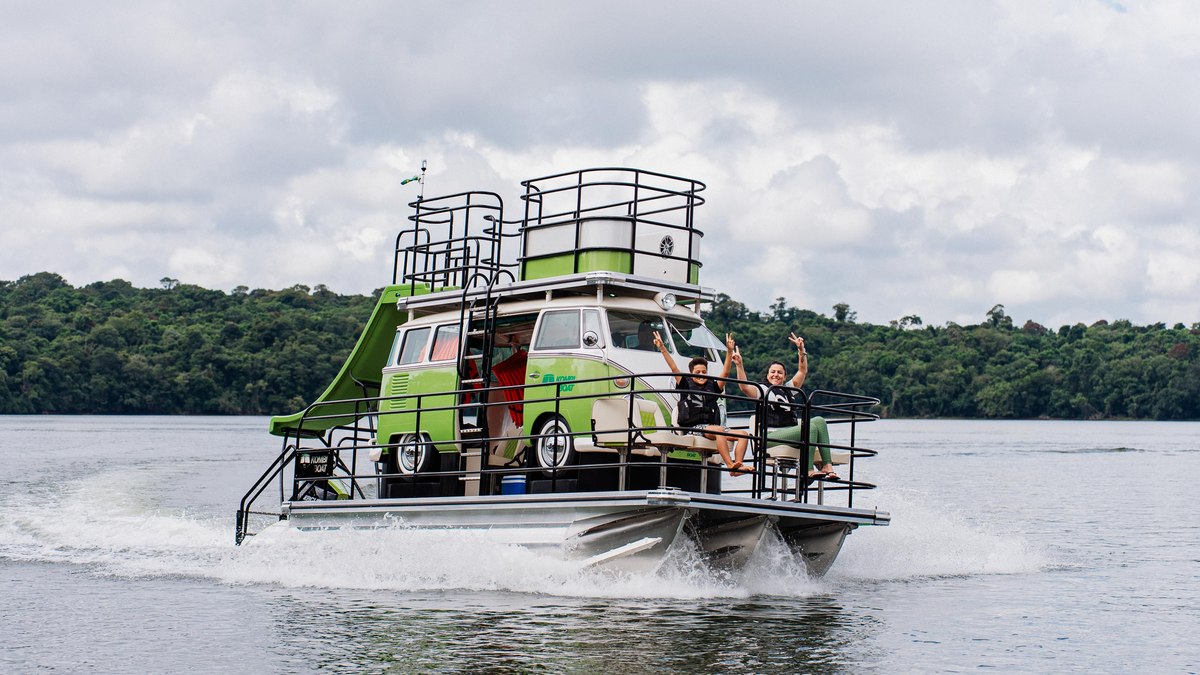 Kombi Corujinha vira barco no Brasil