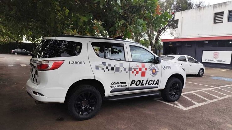 Jovem é preso após assaltar jovens em ponto de ônibus na avenida São Carlos