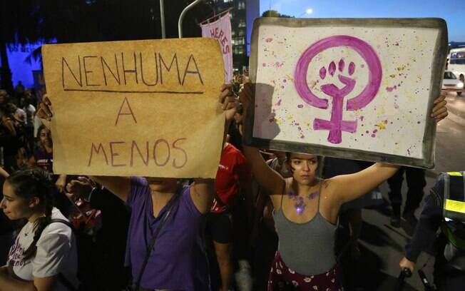 Todo dia 8 de março, mulheres brasileiras saem às ruas para protestar contra o feminicídio e pelos direitos das mulheres