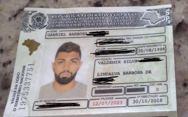 Torcedores do Flamengo encontram CNH de Gabigol