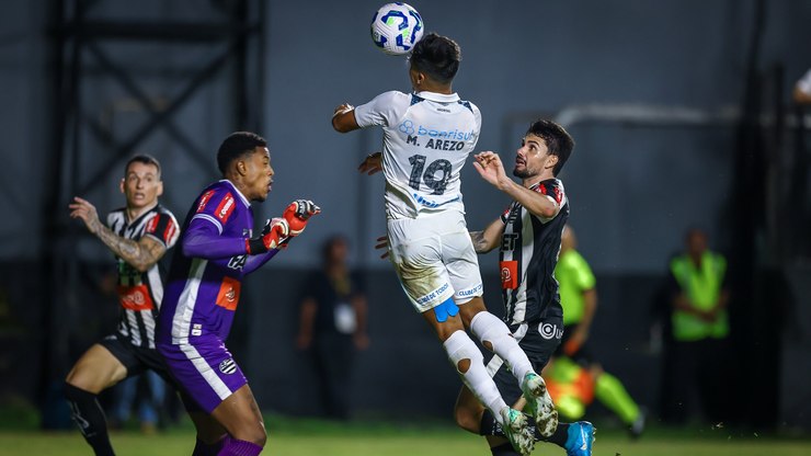 Goleiro sofre frango bizarro contra o Grêmio na Copa do Brasil
