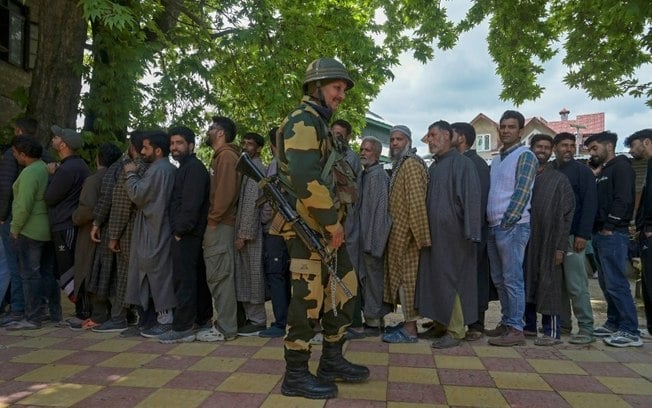 Fila de eleitores em Pulwama, na Caxemira