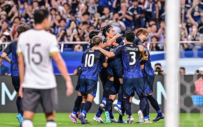 Jogadores do Japão celebram um dos gols sobre a China