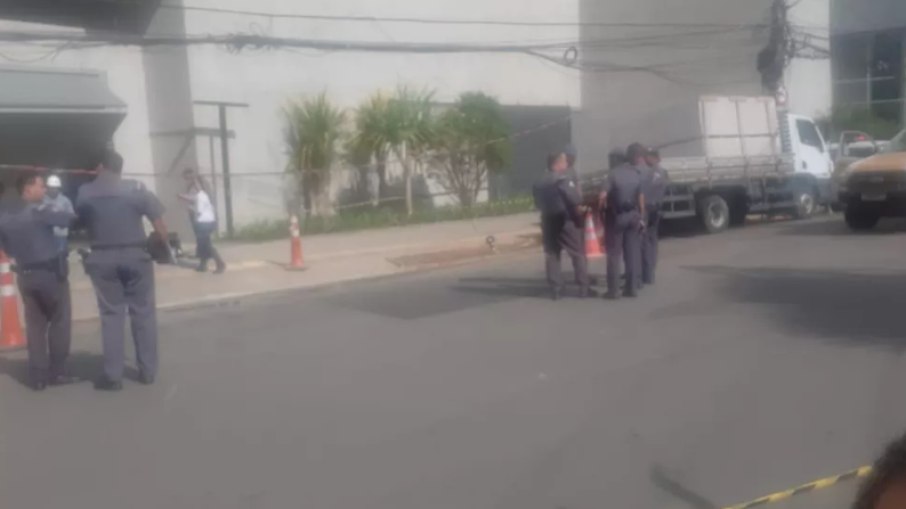 Policiais vão até prédio onde trabalhador caiu e atingiu pedestres na Zona Sul de São Paulo