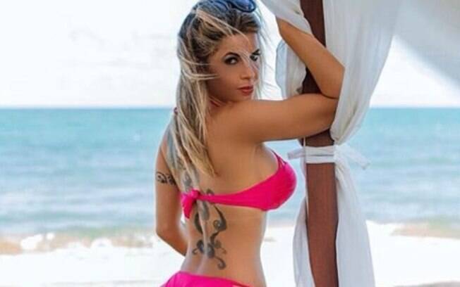 Na praia, ex-BBB Cacau Colucci exibi boa forma em belas curvas em um clique de biquíni na cor pink