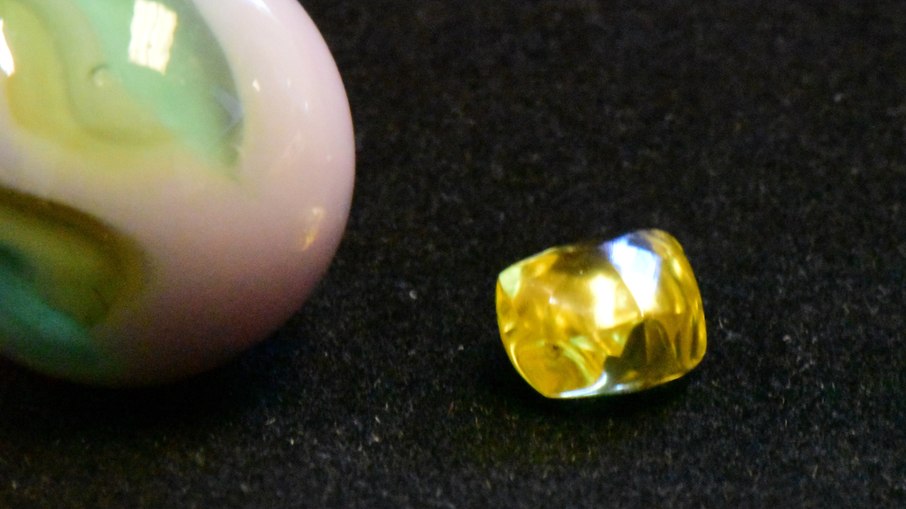 Diamante tem aproximadamente o tamanho de uma semente de feijão-preto