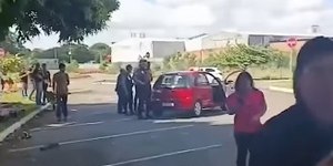 Vídeo: Mulher atropela candidatos durante prova prática para CNH
