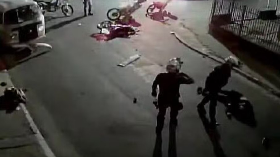 Suspeitos em moto batem em carro durante perseguição policial na Zona Leste de SP