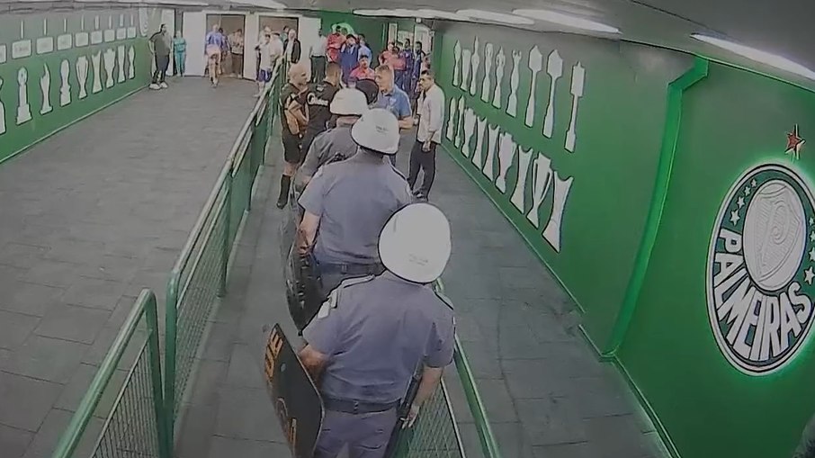 Polícia entrou no túnel dos vestiários para evitar confusão