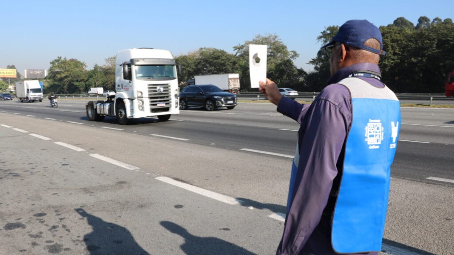Agente da CETESB durante fiscalização Agente da CETESB durante fiscalização