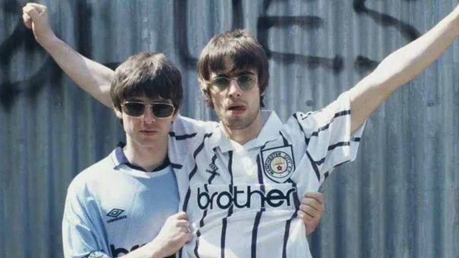 Irmãos Gallagher com o uniforme do Manchester City