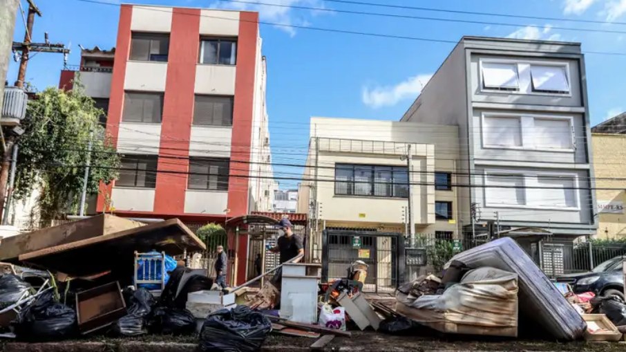 Resto das destruições após as inundações