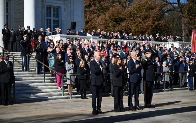 O presidente dos EUA, Joe Biden, e a vice-presidente Kamala Harris antes de participar da cerimônia e colocar uma coroa de flores no Túmulo do Soldado Desconhecido no Cemitério Nacional de Arlington para marcar o Dia dos Veteranos