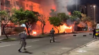 Ônibus são incendiados durante protesto em Porto Alegre