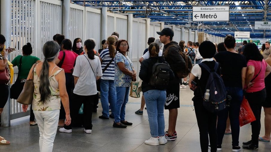 Passageiros aguardam no embarque da estação Palmeiras-Barra Funda, linha 3 do Metrô, durante a greve dos metroviários em São Paulo, em março deste ano