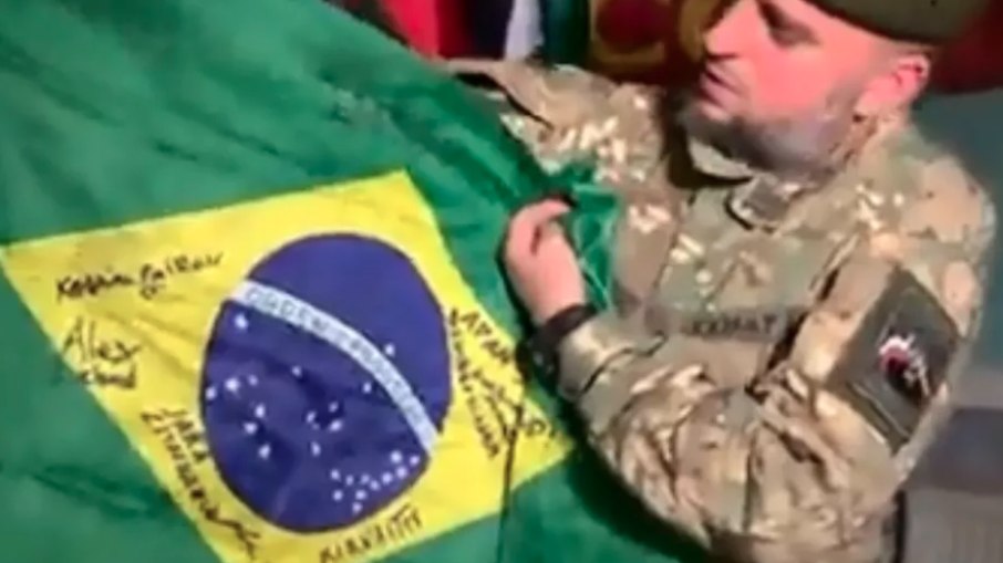 Bandeira de brasileiro morto na guerra da Ucrânia exibida por militares