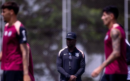 Jogadores do Corinthians 'ignoram' Seedorf em primeiro contato