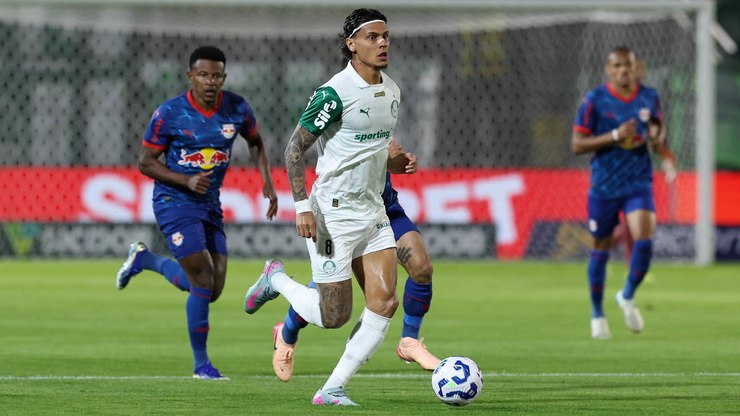 Palmeiras vence Bragantino de virada em confronto pela liderança