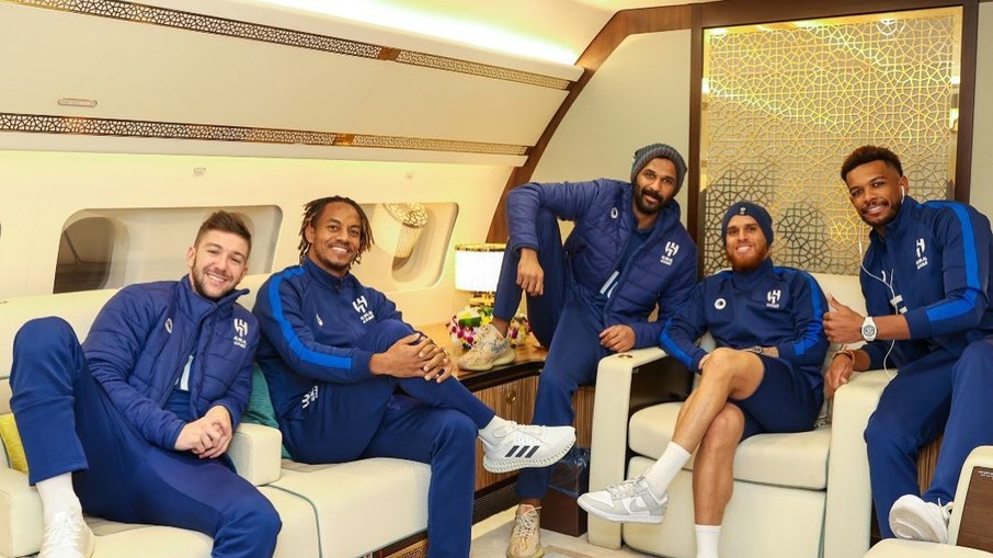 Jogadores do Al-Hilal posam para foto em avião de luxo