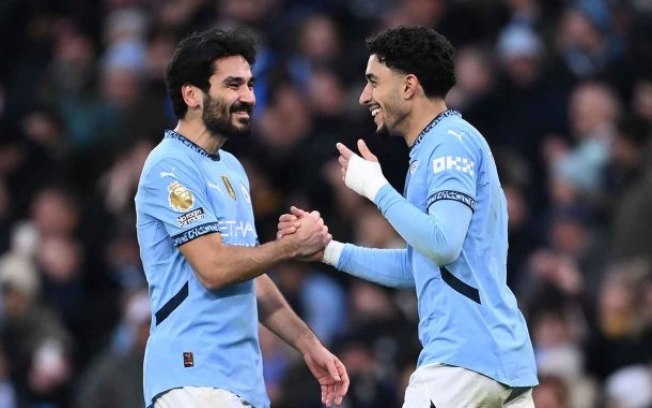 Omar Marmoush comemora o segundo gol do City com o meio-campista Gündogan