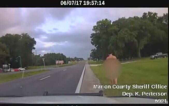 Os policiais encontraram, vagando em uma estrada da Florida, um homem andando sem suas roupas