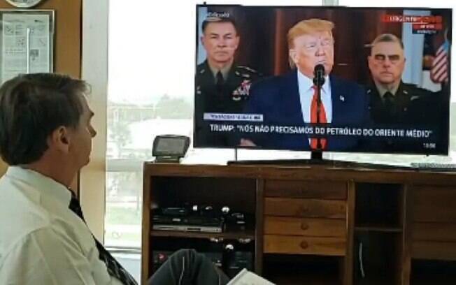 Bolsonaro assistindo ao pronunciamento de Trump, nesta quarta (8)