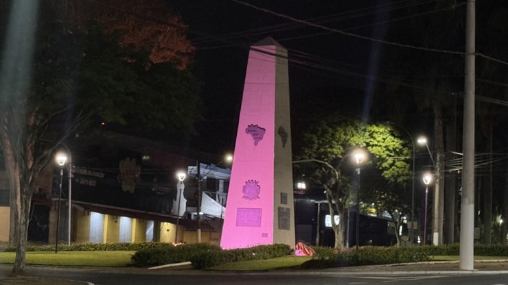 Valinhos ilumina monumentos em celebração ao Outubro Rosa