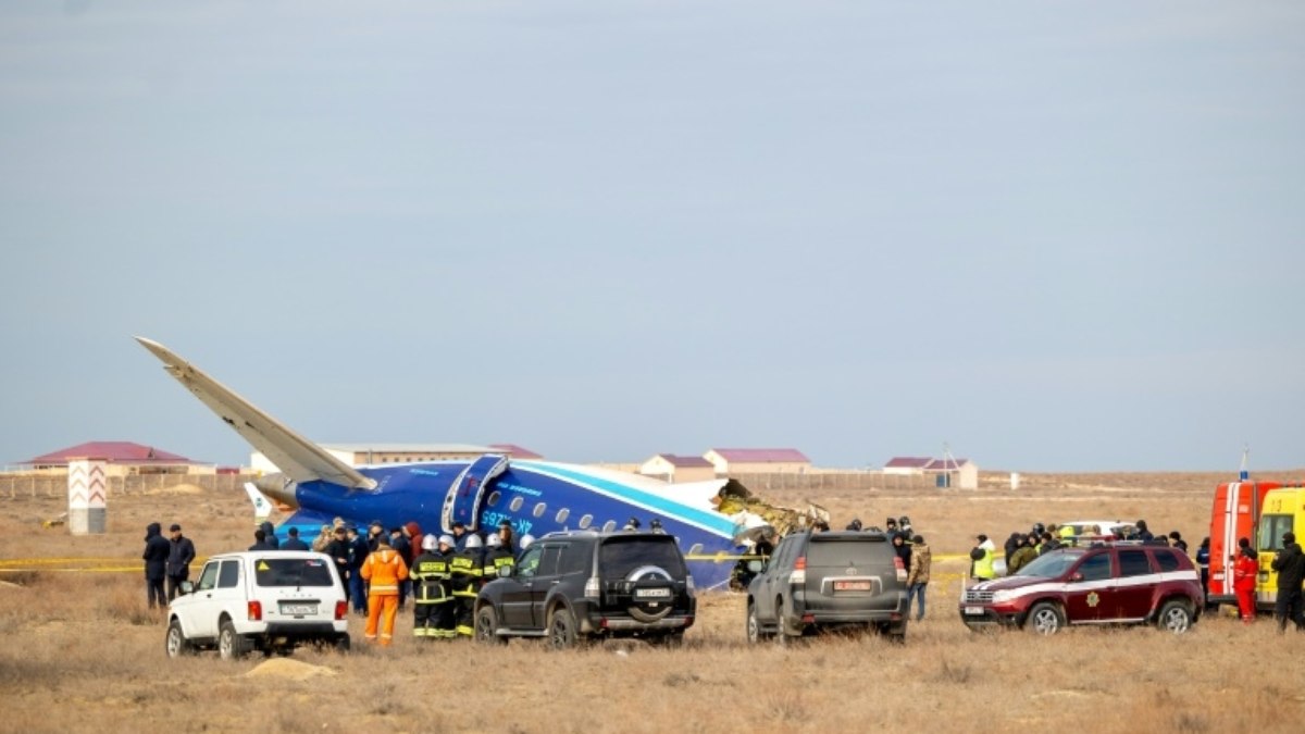 Equipes de emergência no local da queda do avião da Azerbaijan Airlines perto da cidade cazaque de Aktau