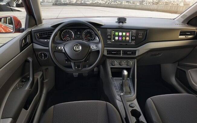 Além da central multimídia, o VW Virtus 1.6 MSI traz um suporte para smartphone ao centro do painel