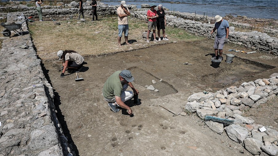 Igreja de 1700 anos foi encontrada totalmente submersa em lago