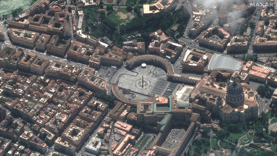 Filas de pessoas se estendem da Via della Conciliazione até a entrada da Basílica. Filas de pessoas se estendem da Via della Conciliazione até a entrada da Basílica.
