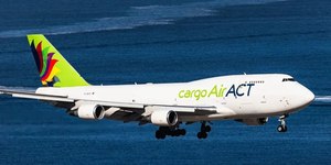 Avião derrapa em aeroporto, cai no mar e mata dois em Hong Kong