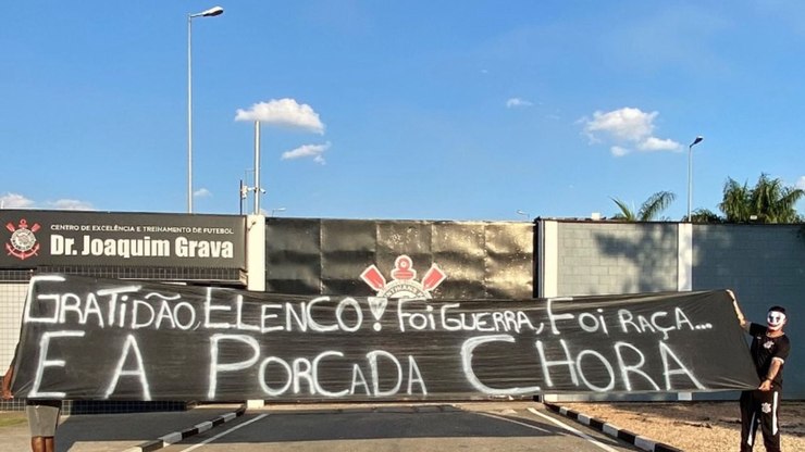 Torcida%20do%20Corinthians%20vai%20ao%20CT%20agradecer%20por%20vit%C3%B3riano%20D%C3%A9rbi