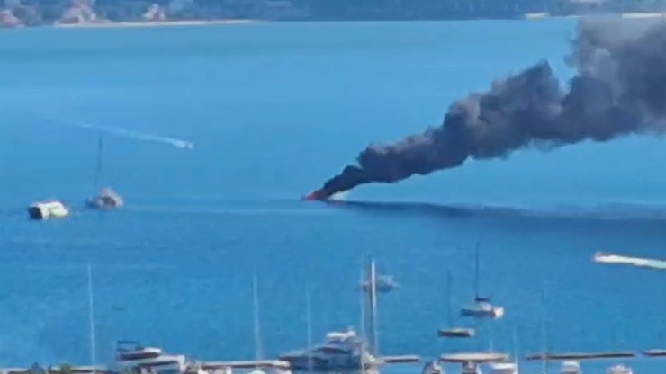 Embarcação é tomada pelo fogo em Ilhabela (SP)
