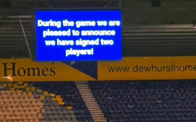Telão do estádio do Preston anuncia reforços, mas sofre gol em seguida e perde Telão do estádio do Preston anuncia reforços, mas sofre gol em seguida e perde