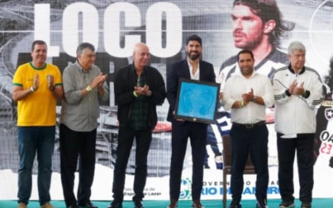 VÍDEO: Presidente do Botafogo enaltece importância de Loco Abreu para torcedores mais jovens
