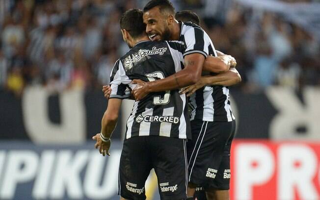 Alex Santana comemora gol pelo Botafogo contra o Fortaleza