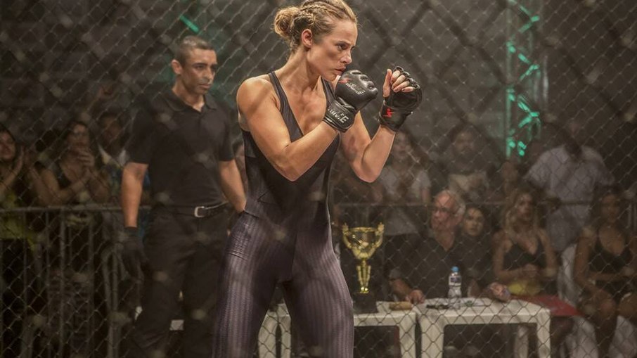 Paolla Oliveira como Jeiza, em 