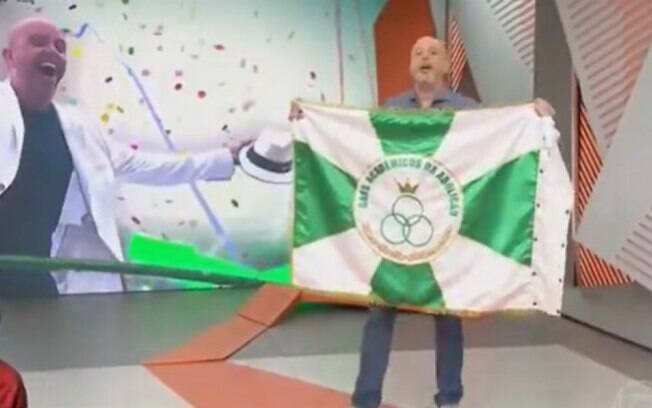 Escobar apresenta 'Globo Esporte' com bandeira da Abolição, escola que o homenageou no Carnaval