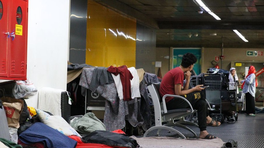 Refugiados afegãos que obtiveram visto humanitário para o Brasil acampam no Aeroporto de Guarulhos a espera de abrigo