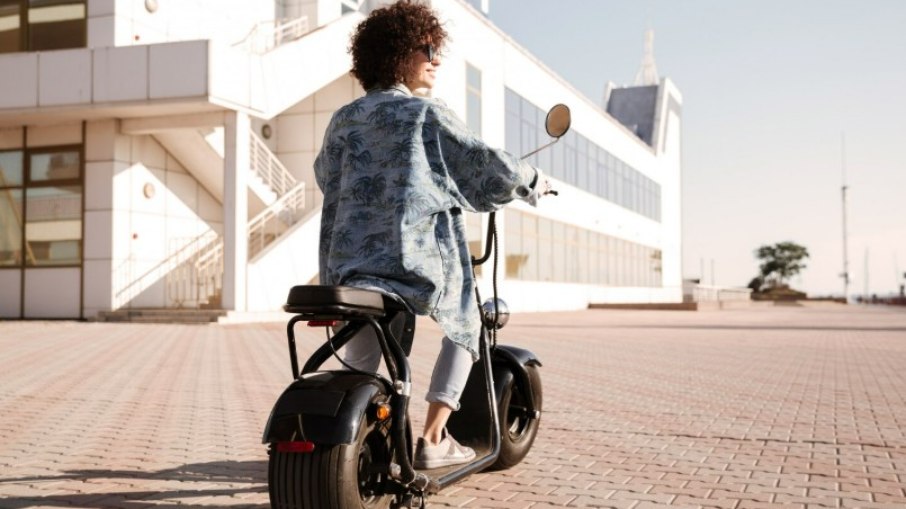 Bicicletas elétricas podem atender deslocamentos urbanos, compras, trajetos curtos e até entregas, dependendo da configuração e do uso pretendido Bicicletas elétricas podem atender deslocamentos urbanos, compras, trajetos curtos e até entregas, dependendo da configuração e do uso pretendido