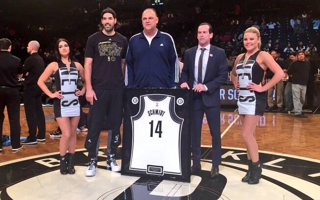 Oscar Schmidt é homenageado pelo Brooklyn Nets