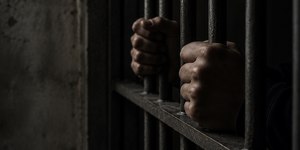 Homem é condenado à prisão perpétua por decapitar a própria mãe