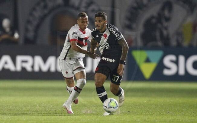 Vasco entra em campo nesta quinta contra o Atlético-GO