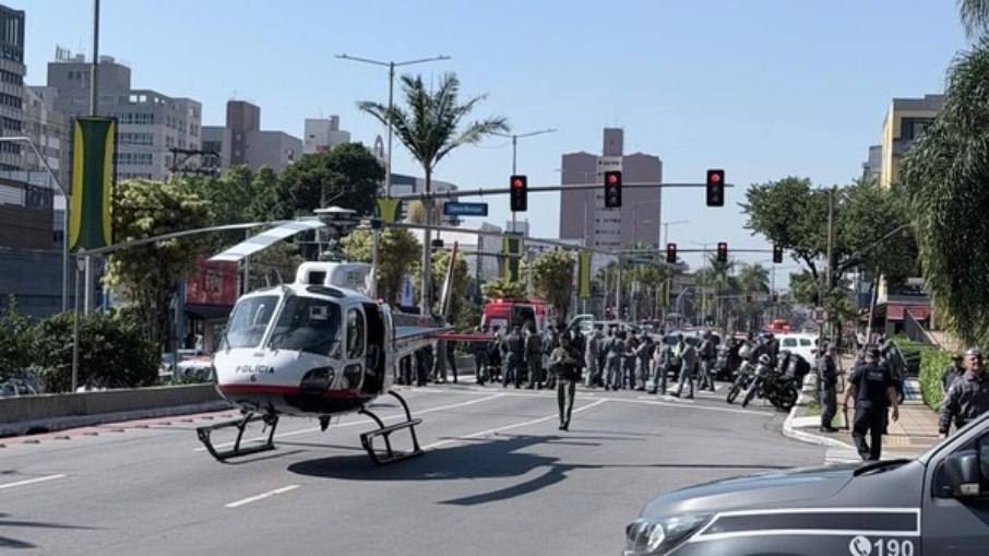 O policial foi socorrido em estado gravíssimo pelo helicóptero Águia, da PM, e levado inconsciente ao Hospital Mário Covas, onde permanece internado O policial foi socorrido em estado gravíssimo pelo helicóptero Águia, da PM, e levado inconsciente ao Hospital Mário Covas, onde permanece internado