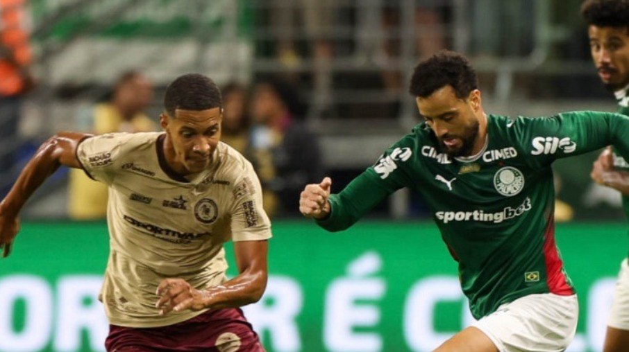Felipe Anderson e Thiago disputam a bola no duelo de ida