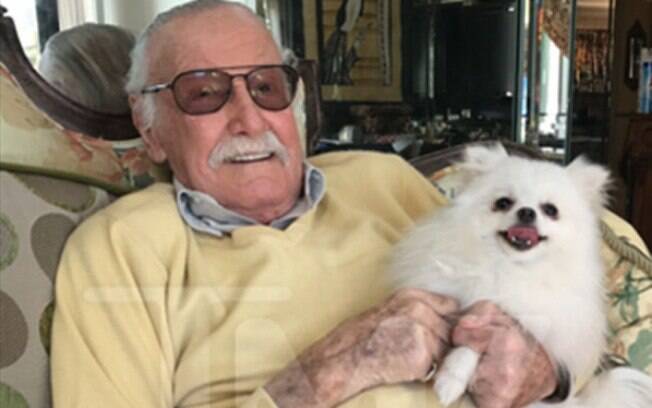 Stan Lee e sua cachorrinha Charlotte